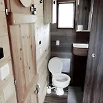Toue Cabanee Au Bord D'un Etang Botel *