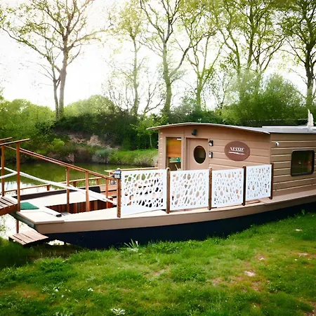 Toue Cabanee Au Bord D'un Etang Botel Brissac-Quince