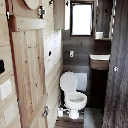 Botel Toue Cabanee Au Bord D'un Etang *