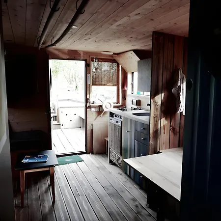 Úszó hotel Toue Cabanee Au Bord D'un Etang