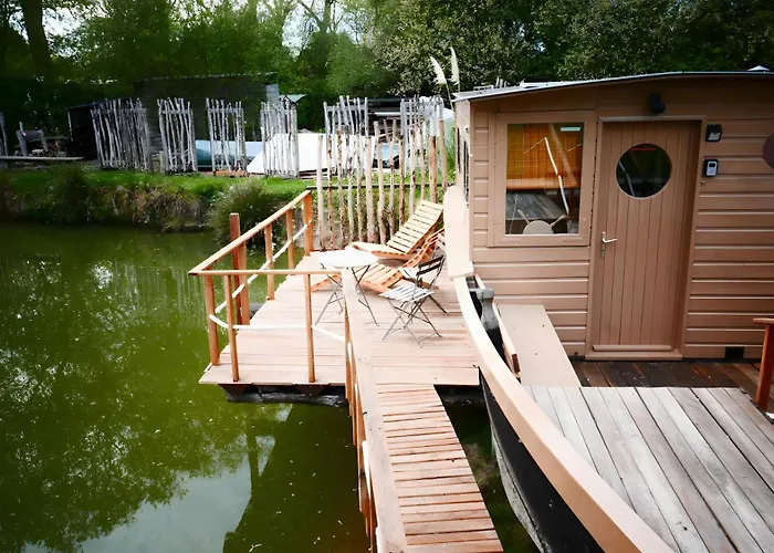 Toue Cabanee Au Bord D'un Etang * Brissac-Quince