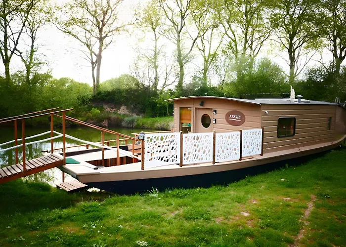 Toue Cabanee Au Bord D'un Etang Botel Brissac-Quince