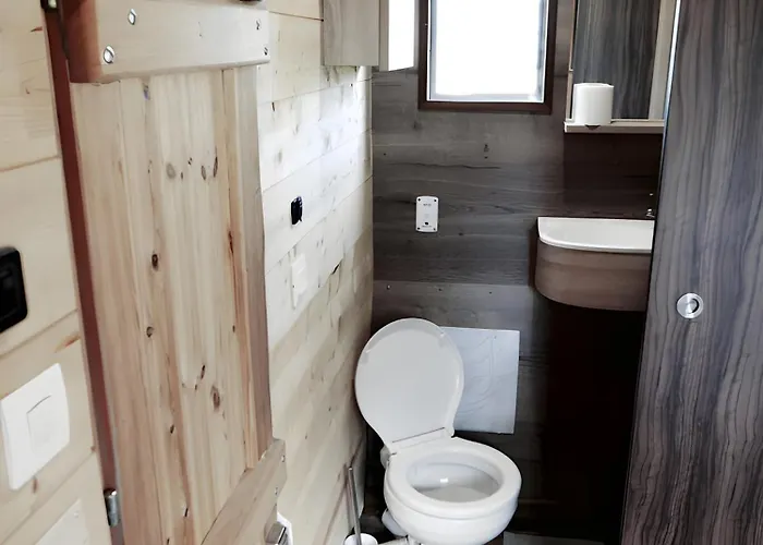 Botel Toue Cabanee Au Bord D'un Etang *