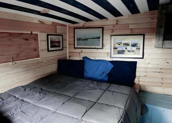 Botel Toue Cabanee Au Bord D'un Etang Brissac-Quince